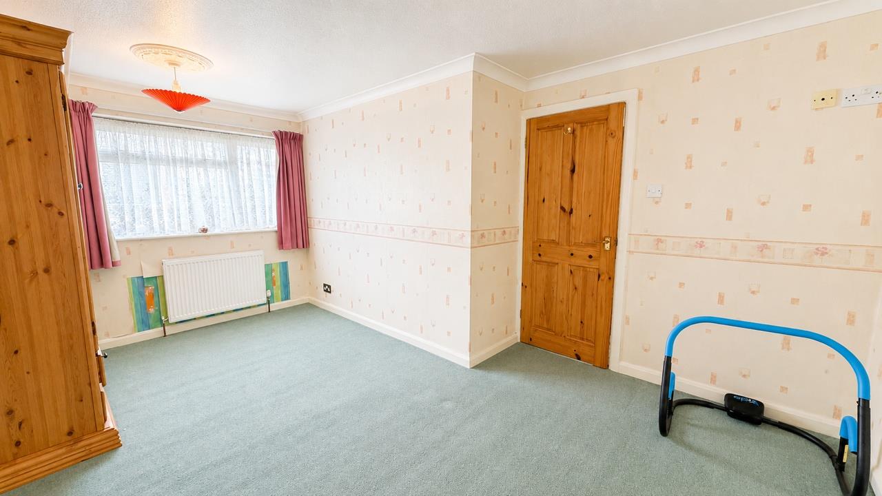 3 bed property in Holmhurst Lane, St. Leonards-On-Sea